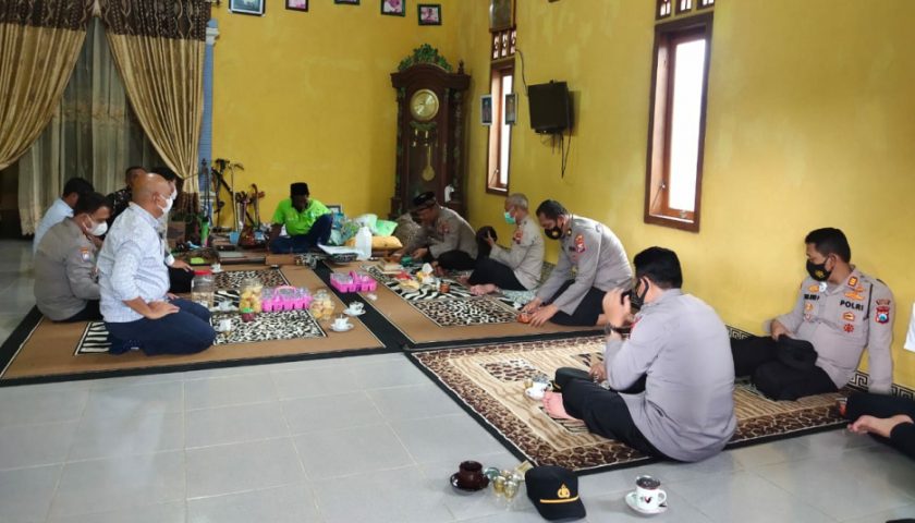 Kapolres Magetan Silaturahmi dengan KH. Hunaini (Mbah Unen) Pengasuh Ponpes Salafiyah Handurusiyyah Parang