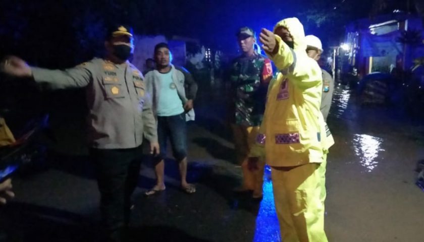 Bersama TNI dan Pihak Terkait, AKBP Wahyudi Evakuasi Korban Banjir di Banyakan – Grogol Kediri