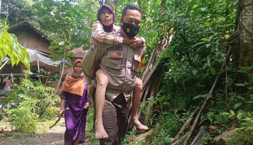 Jalan Terjal dan Licin Tak Surutkan Pasukan Langit Pacitan Berikan Vaksinasi Lansia
