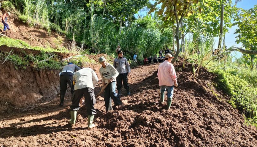 Kapolres Kediri Kota Salurkan Bantuan Bencana Banjir dan Longsor Desa Blimbing Mojo