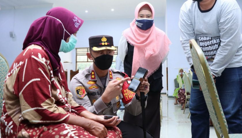 Kapolres Situbondo Sapa Humanis Peserta Vaksinasi
