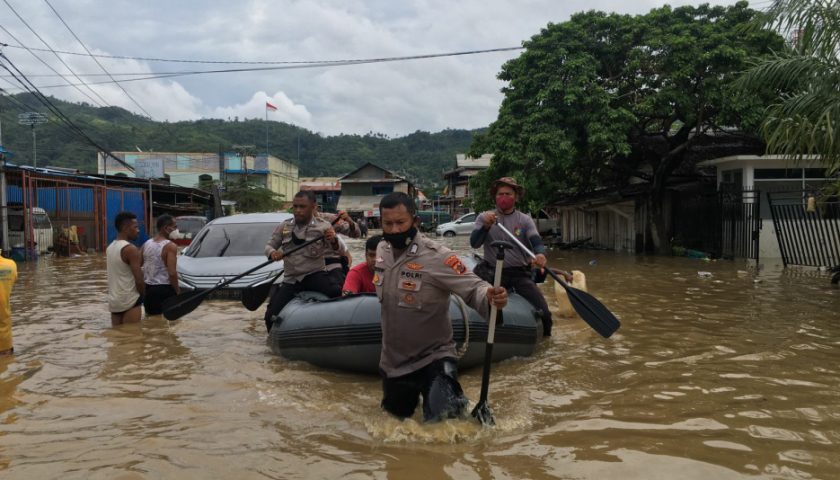 Personil Gabungan Dikerahkan Bantu Penanganan Bencana Banjir dan Longsor Jayapura