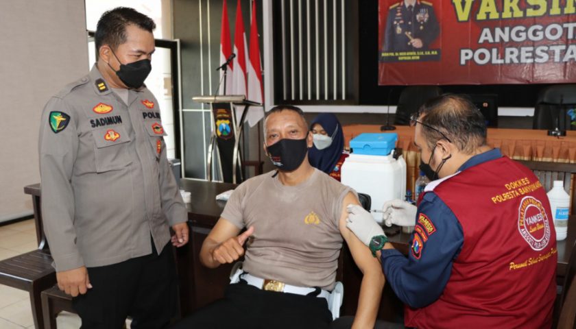 Personil Polresta Banyuwangi Terima Suntikan Vaksin Booster Personil Polresta Banyuwangi Terima Suntikan Vaksin Booster