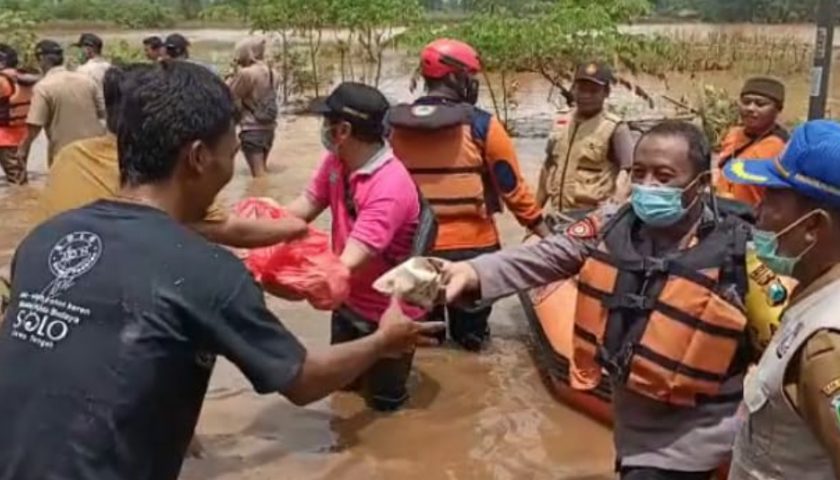 Polres Pasuruan Kota Bersinergi Berikan Bantuan Warga Terdampak Banjir