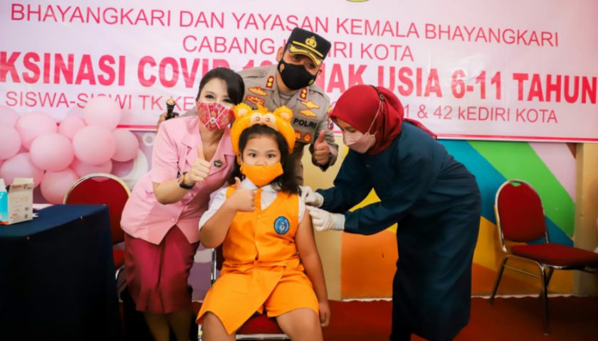 Puluhan Anak TK Kemala Bhayangkari Kediri Kota Terima Vaksinasi Covid-19