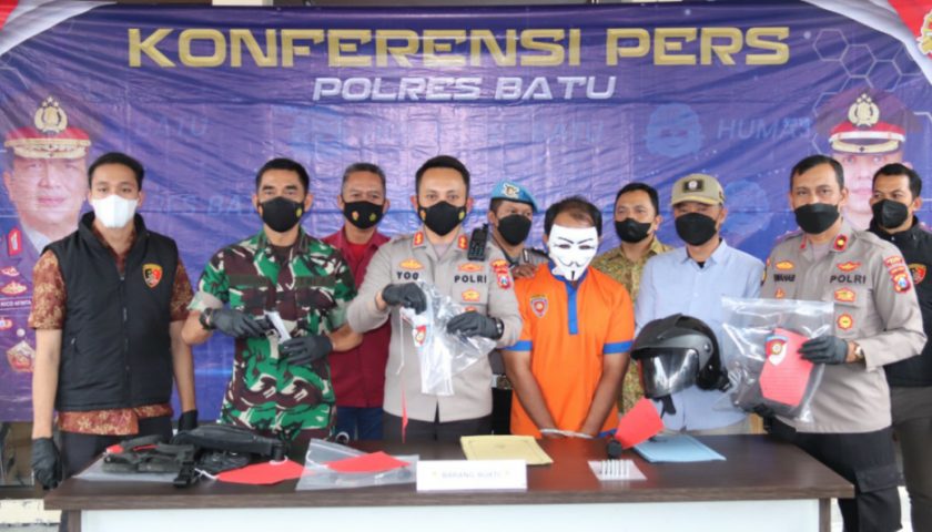 Tak Sampai 24 Jam Pembawa Senpi Rakitan Diamankan Satreskrim Polres Batu Tak Sampai 24 Jam Pembawa Senpi Rakitan Diamankan Satreskrim Polres Batu