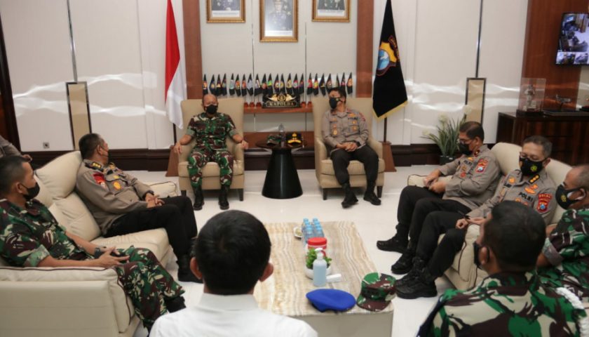 Tingkatkan Sinergitas TNI-Polri, Kapolda Jatim Menyambut Kunjungan  Kehormatan Pangdam V Brawijaya