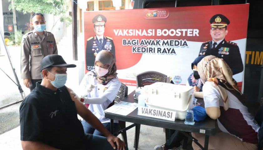 Wujudkan Herd Immunity Vaksinasi Booster Polres Kediri Kota Bersama Rekan Media se-Kediri Raya