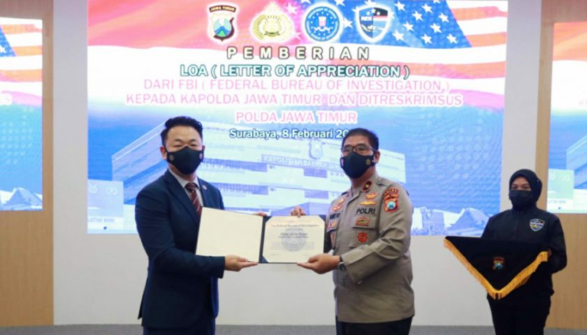 FBI Beri Penghargaan Polda Jatim, Apresiasi Ungkap Kasus Situs Palsu Bansos AS