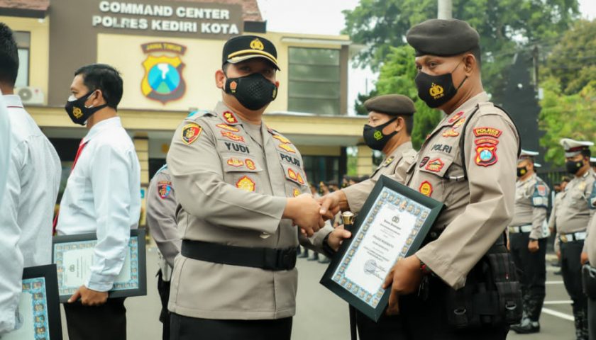 Kapolres Kediri Kota Beri Penghargaan, Apresiasi Kinerja dan Prestasi Anggota