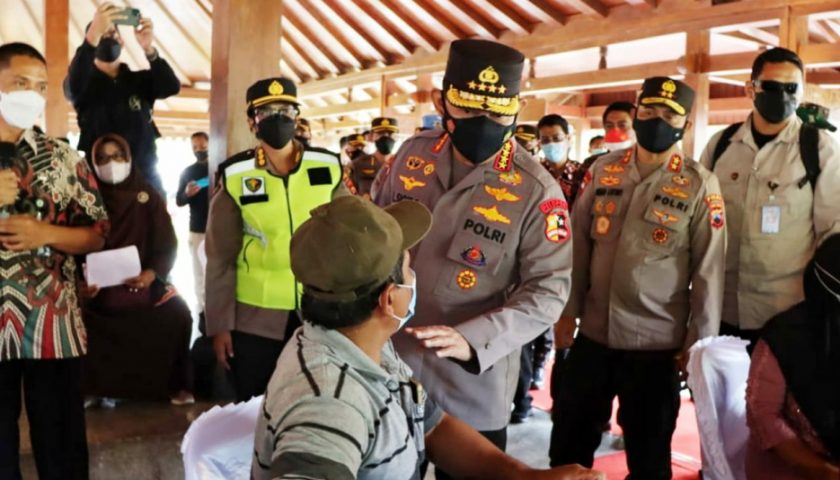 Kapolri Tinjau Vaksinasi Massal di Kawasan Wisata Candi Borobudur Kapolri Tinjau Vaksinasi Massal di Kawasan Wisata Candi Borobudur