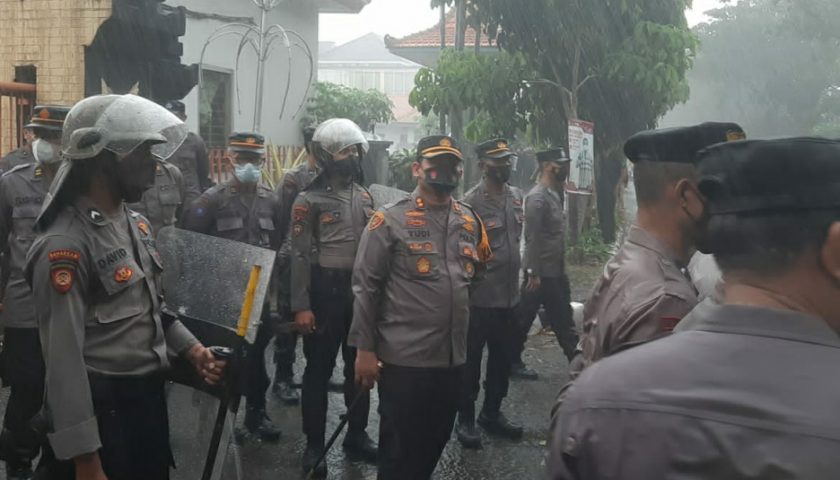 Walau Kehujanan Kapolres Kediri Kota Tetap Kawal Aksi Unjuk Rasa