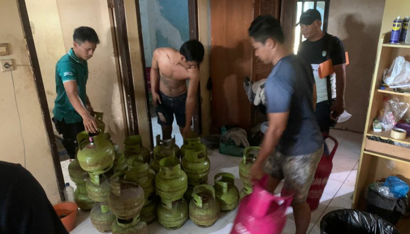 Penggerebekan Bisnis Elpiji Oplosan di Gresik