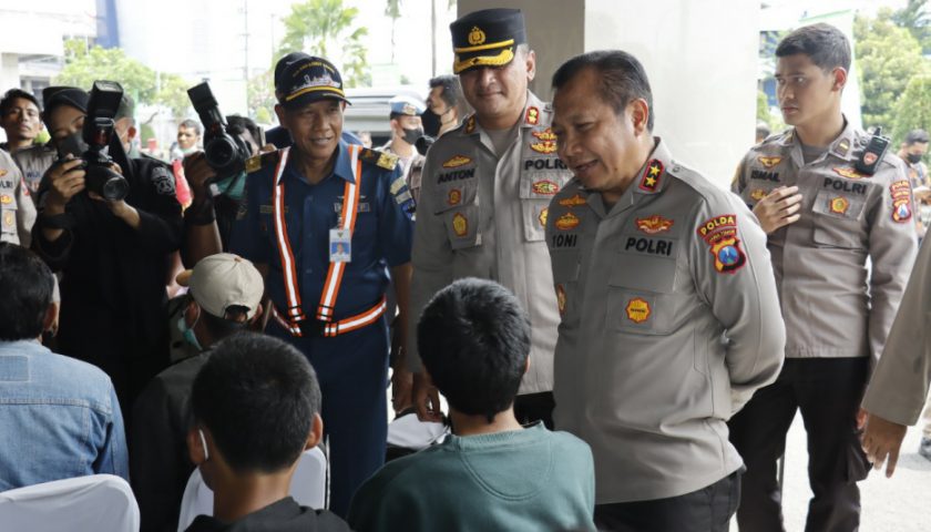 Kunjungan Kapolda Jatim di Gerai Vaksin Presisi di GSN Pelabuhan Tanjung Perak
