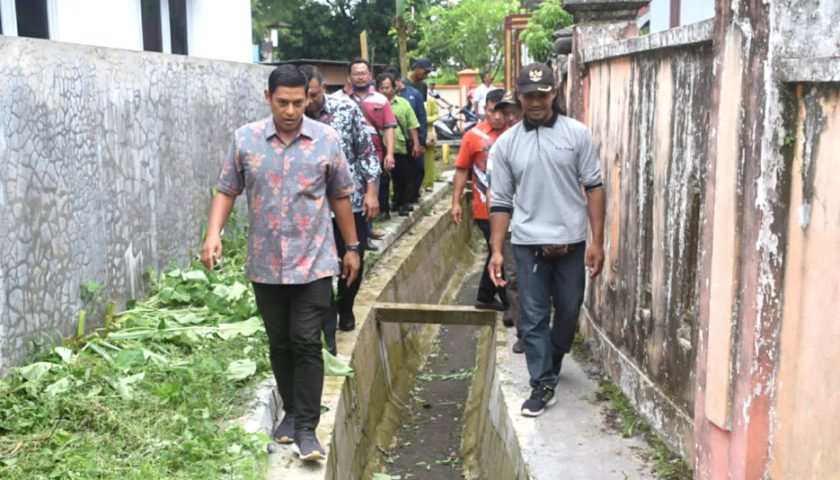 Sepanjang 151 Kilometer Saluran Air Dibangun Dengan Prodamas, Wali Kota Kediri Tinjau Salah Satunya di Kelurahan Pojok
