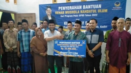 Khusnul Arif Salurkan Bantuan Rehab Mushola Nahdatul Ulum di Desa Deyeng