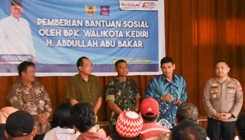 Wali Kota Kediri Salurkan Bantuan Sosial DBHCHT di Tiga Kecamatan