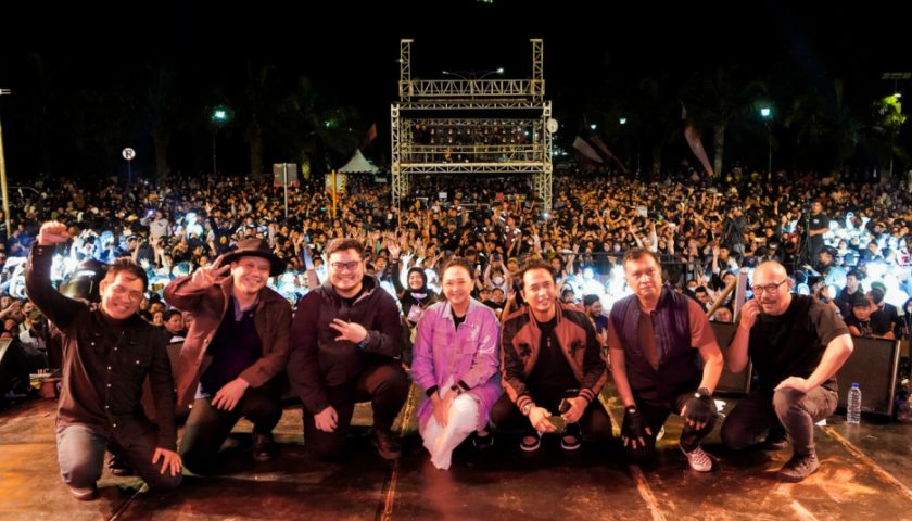 Lagu Begitu Indah dari Padi Reborn Tutup Konser Semarak Budaya Kabupaten Kediri