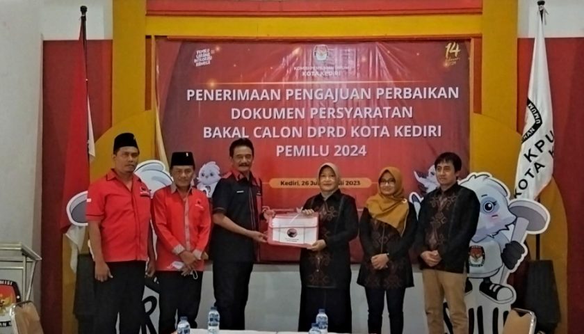 DPC PDI Perjuangan Kota Kediri Serahkan Berkas Perbaikan Bacaleg ke KPU