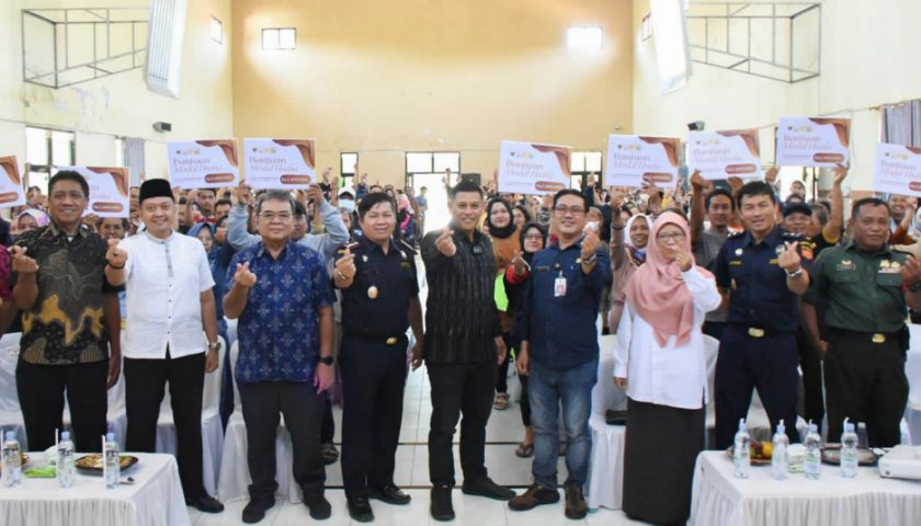 Wali Kota Kediri Serahkan Bantuan Modal Usaha DBHCHT Tahun 2023