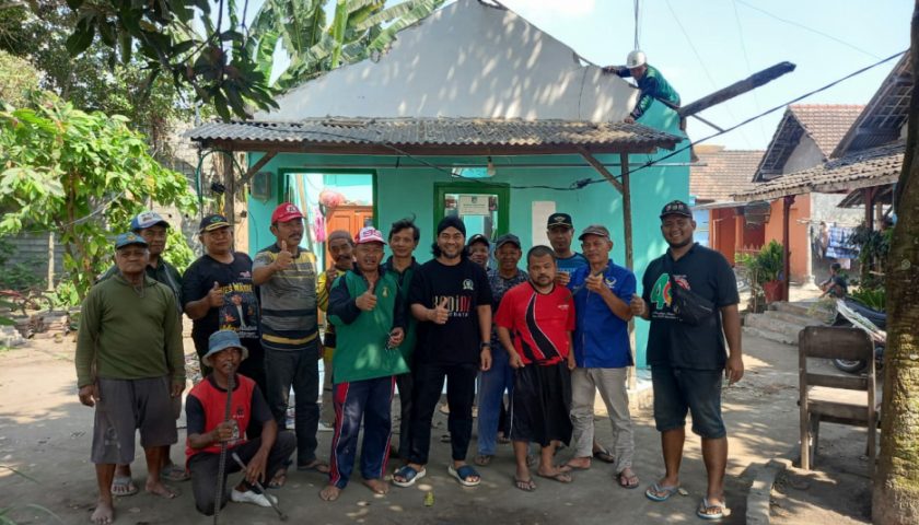 Khusnul Arif NasDem Bersama Komunitas RWW Bedah Rumah Mulyono