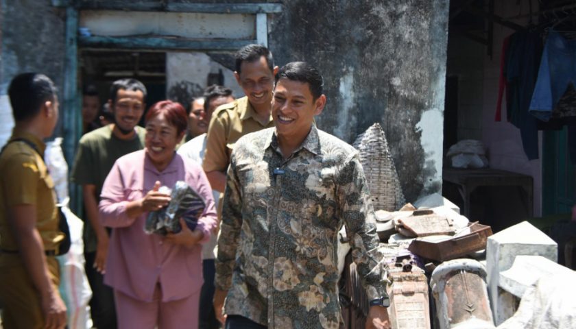Wali Kota Kediri Serahkan Bantuan Perbaikan RTLH di Kampung Dalem dan Singonegaran