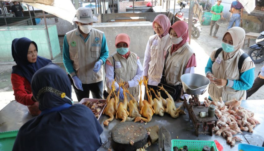 Sidak Pasar, DKPP Kota Kediri Pastikan Pedagang Jual Daging Aman, Sehat, Utuh dan Halal