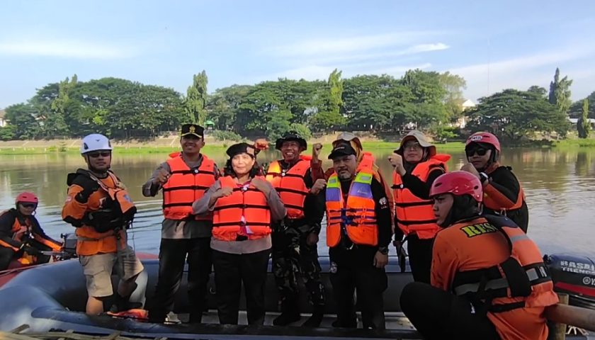 Kerja Bakti Bersih Sungai, Tebar Benih Ikan Lokal dan Tanam Pohon Warnai World Earth Day 2024 di Kota Kediri