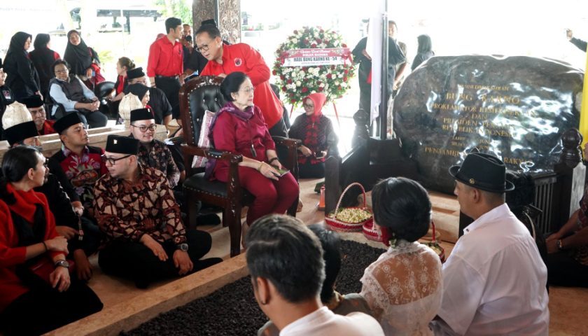Mas Dhito Bersama Kader PDI Perjuangan Iringi Megawati Ziarah ke Makam Bung Karno