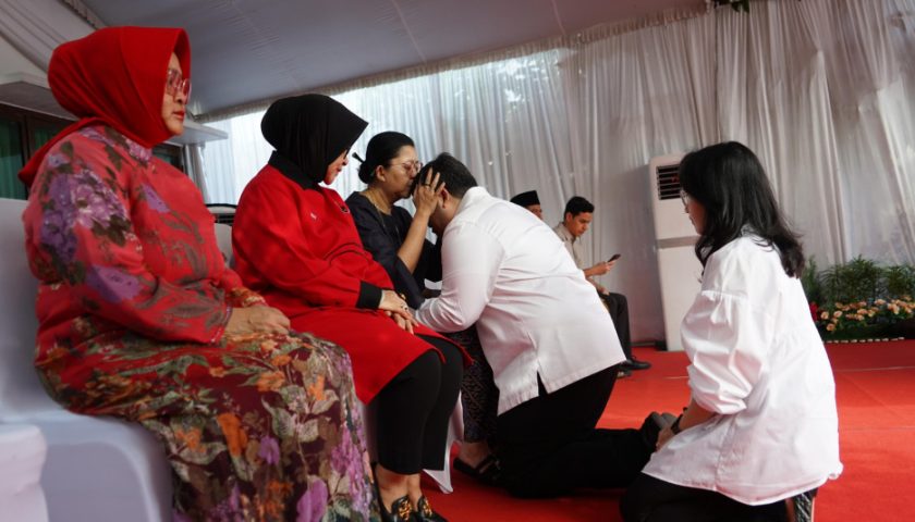 Mas Dhito Sungkem ke Ibunya Sebelum Daftar Ke KPU