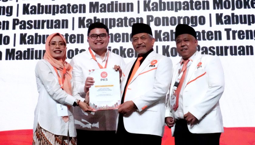 Pilkada 2024 : Pasangan Dhito-Dewi Terima Formulir Persetujuan B1-KWK dari PKS