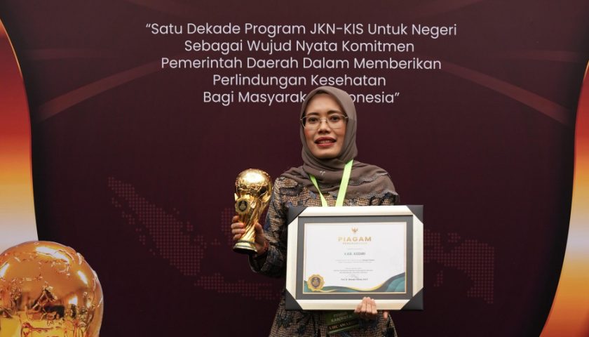 Terima Penghargaan UHC Award 2024, Bupati Dhito Tekankan Peningkatan Mutu Pelayanan Kesehatan