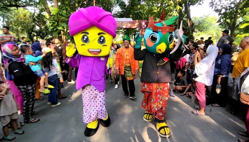 Si Jalih Bertemu Si Tatak, KPU Kota Kediri Kirab Maskot Pilkada 2024 Si Jalih Bertemu Si Tatak, KPU Kota Kediri Kirab Maskot Pilkada 2024