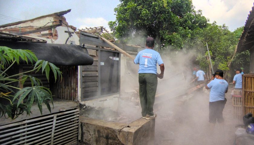Mbak Vinanda Bantu Bedah Rumah Rohman Agar Layak Huni