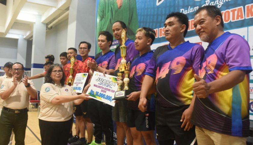 Pj Wali Kota Kediri Serahkan Hadiah Pemenang Turnamen Tenis Meja RSUD Gambiran