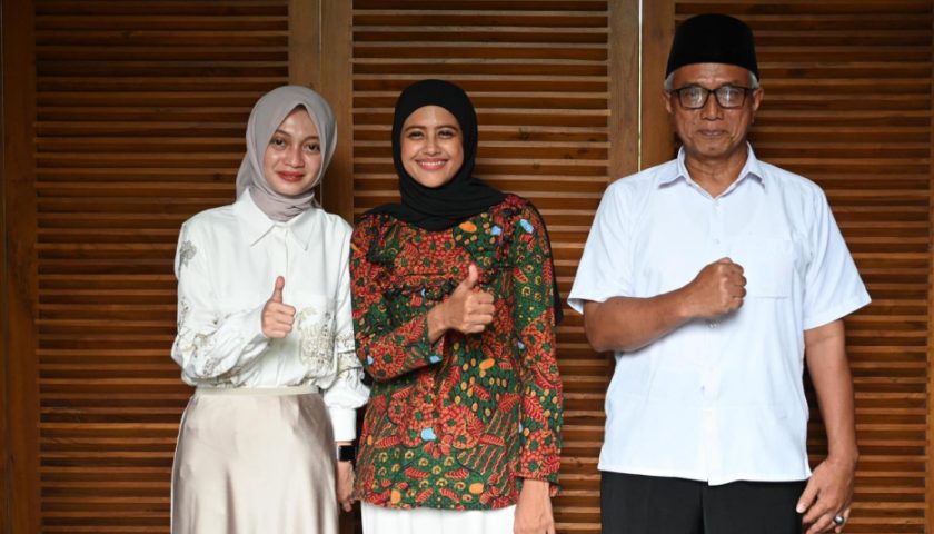 Mbak Vinanda – Gus Qowim Silaturahmi ke Rumah Bunda Fey