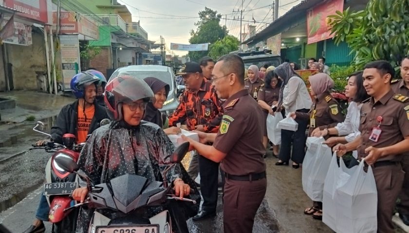 Berbagi Kebaikan di Bulan Ramadhan, Kejari Kabupaten Kediri Bagi-bagi Takjil