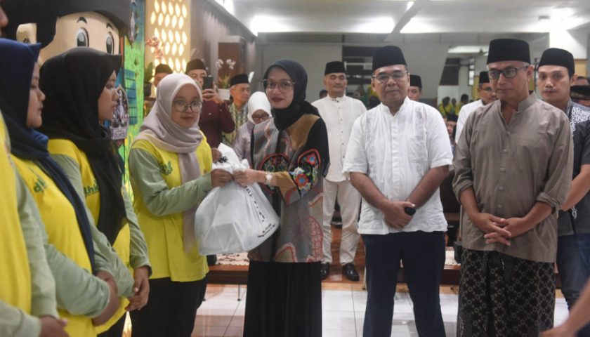 Mbak Wali Kota Kediri Buka Puasa Bersama Ratusan Pahlawan Kebersihan