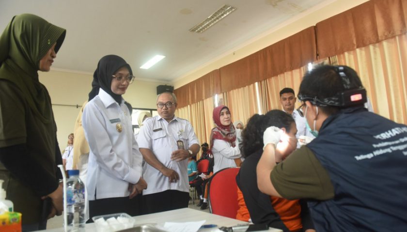 Upaya Wujudkan SDM Unggul, Mbak Wali Tinjau Deteksi Dini Gangguan Penglihatan dan Pendengaran Pada Siswa Sekolah Dasar