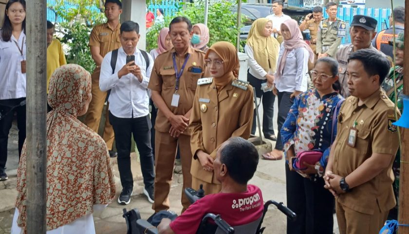 Kunjungi Rumah Warga Disabilitas, Mbak Wali Serahkan Bantuan dan Beri Semangat Kunjungi Rumah Warga Disabilitas, Mbak Wali Serahkan Bantuan dan Beri Semangat