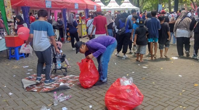 Peduli Lingkungan, We Are Persikmania The Real Purple Bersih-bersih Sampah di Jalan Sehat HUT KONI ke 87 Kota Kediri