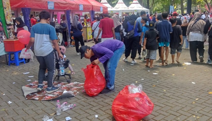 Peduli Lingkungan, We Are Persikmania The Real Purple Bersih-bersih Sampah di Jalan Sehat HUT KONI ke 87 Kota Kediri