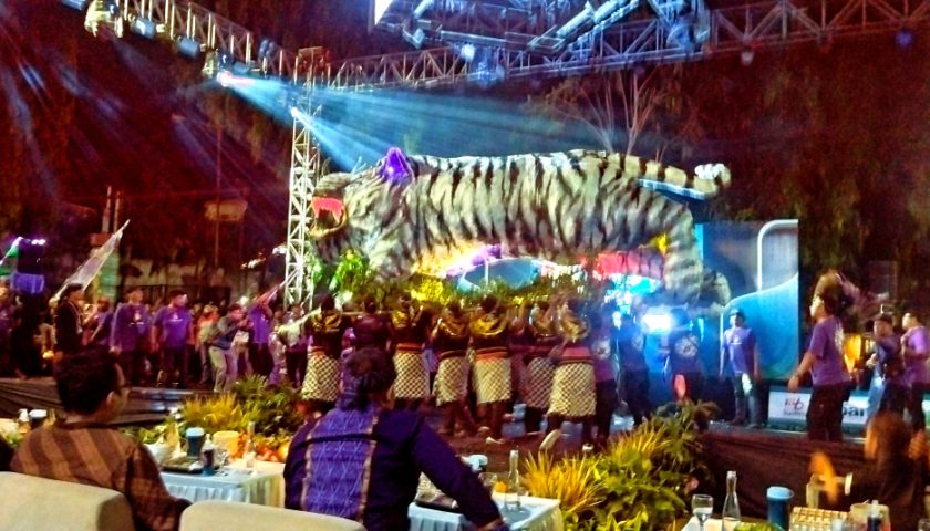 Kirab Macan Putih Raksasa, Dhoho Night Carnival, Glow Green 2025 Kota Kediri Mapan