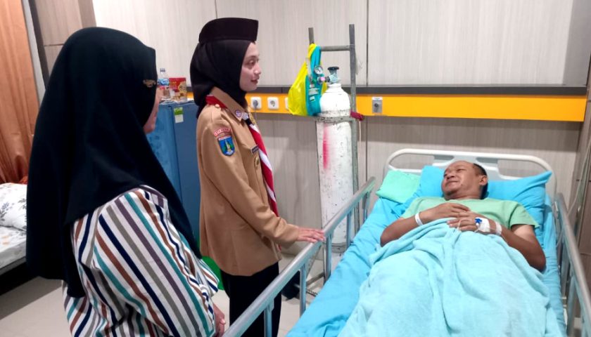 Mbak Wali Vinanda Sambangi Personel Damkar Kota Kediri Korban Sengatan Tawon Vespa