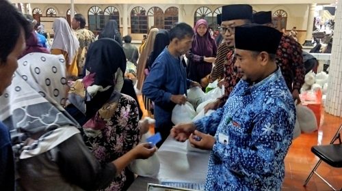 Pondok Pesantren Wali Barokah Bagikan Santunan Sembako dan Takjil Berbuka Puasa untuk Warga Dhuafa