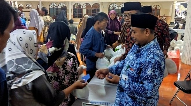 Pondok Pesantren Wali Barokah Bagikan Santunan Sembako dan Takjil Berbuka Puasa untuk Warga Dhuafa